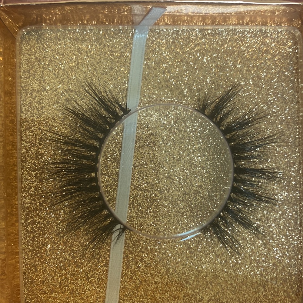Lashes - Picture 7 of 16